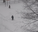 Niños juegan en la nieve en un parque público del condado del Bronx