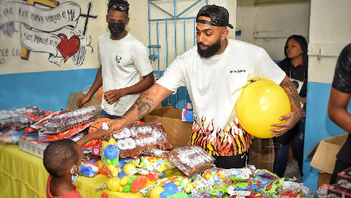 Eladio Carrión entrega juguetes y alimentos en RD