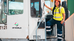 DP World anuncia programa de vehículos pesados para mujeres de Boca Chica