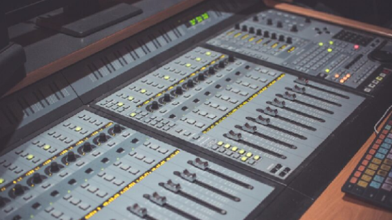¿Cuál es la diferencia entre un ingeniero de sonido y un productor musical?