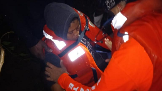 Defensa Civil rescata con vida 2 personas quedaron atrapadas por crecida rio Duey