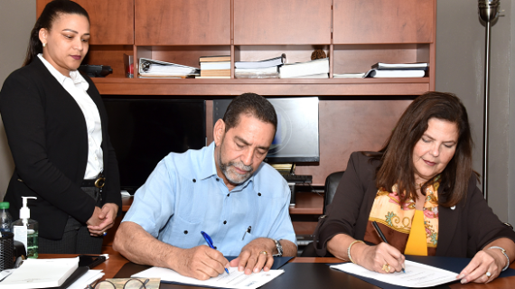 Consulado  y Cenapec firman acuerdo educativo para graduar bachilleres a distancia
