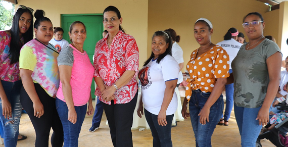 Gobernadora de Espaillat realiza encuentro con mujeres de la comunidad de Cacique y las incluye en el programa Empodérate