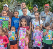 Luis Valdez entrega juguetes a niños de Constanza y Jarabacoa