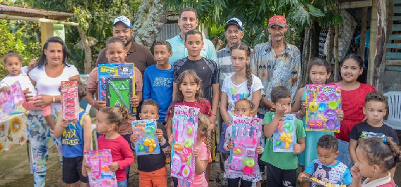 Luis Valdez entrega juguetes a niños de Constanza y Jarabacoa