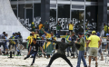 Agresión, robo y amenazas de muerte: periodistas son atacados por bolsonaristas mientras cubrían la invasión y destrucción de edificios públicos en Brasilia