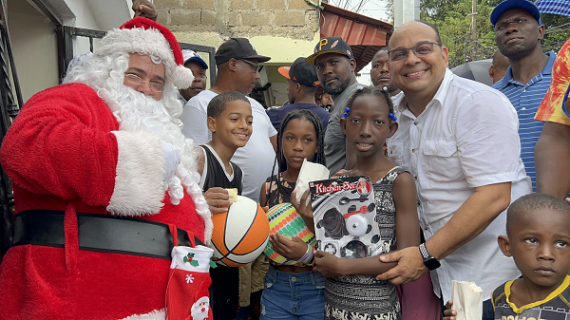 Ludwig Álvarez entrega juguetes a niños de Santo Domingo Este